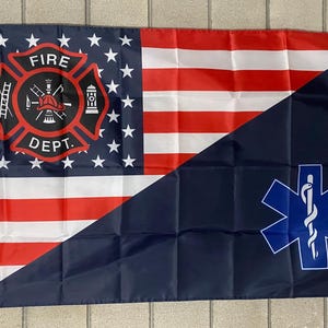 Könnte beinhalten: Eine blau-rote amerikanische Flagge mit einem Feuerwehr-Emblem auf der linken Seite und einem blauen Stern des Lebens auf der rechten Seite. Das Feuerwehr-Emblem ist ein roter Kreis mit den Worten "FIRE DEPT." und einem Feuerwehrhelm darin.