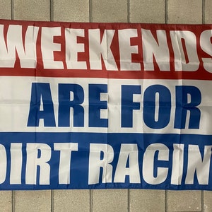 Flaga wyścigowa DARMOWA WYSYŁKA Weekendy są dla wyścigów terenowych Wyjęty spod prawa Beer Sprint Car Nascar Man Cave America Beer Sign Poster USA 3x5&#39; Single Side