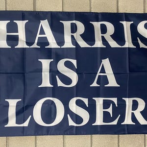 Kamala Harris es una perdedora idiota Bandera GRATIS EE. UU. ENVÍO Donald Trump Libertad Salvar a Estados Unidos Voto Republicano Arma Los liberales apestan Cartel Póster 3x5'