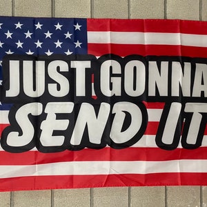 Könnte beinhalten: Eine amerikanische Flagge mit dem Text "JUST GONNA SEND IT" in fetten weißen Buchstaben auf schwarzem Hintergrund.