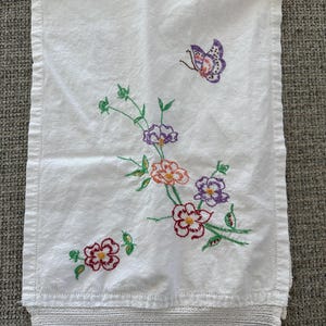 Vintage Table Runner, vintage embroidery, vintage floral table runner, vintage linen, embroidered table runner,