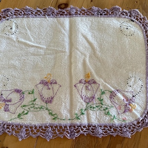 Vintage Embroidered Linen, vintage towel, vintage linens, vintage table linen, floral linen, embroidery, vintage,