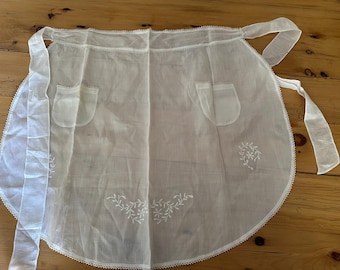 Vintage White Embroidered Kitchen Apron (22" Waist, 24" Long)