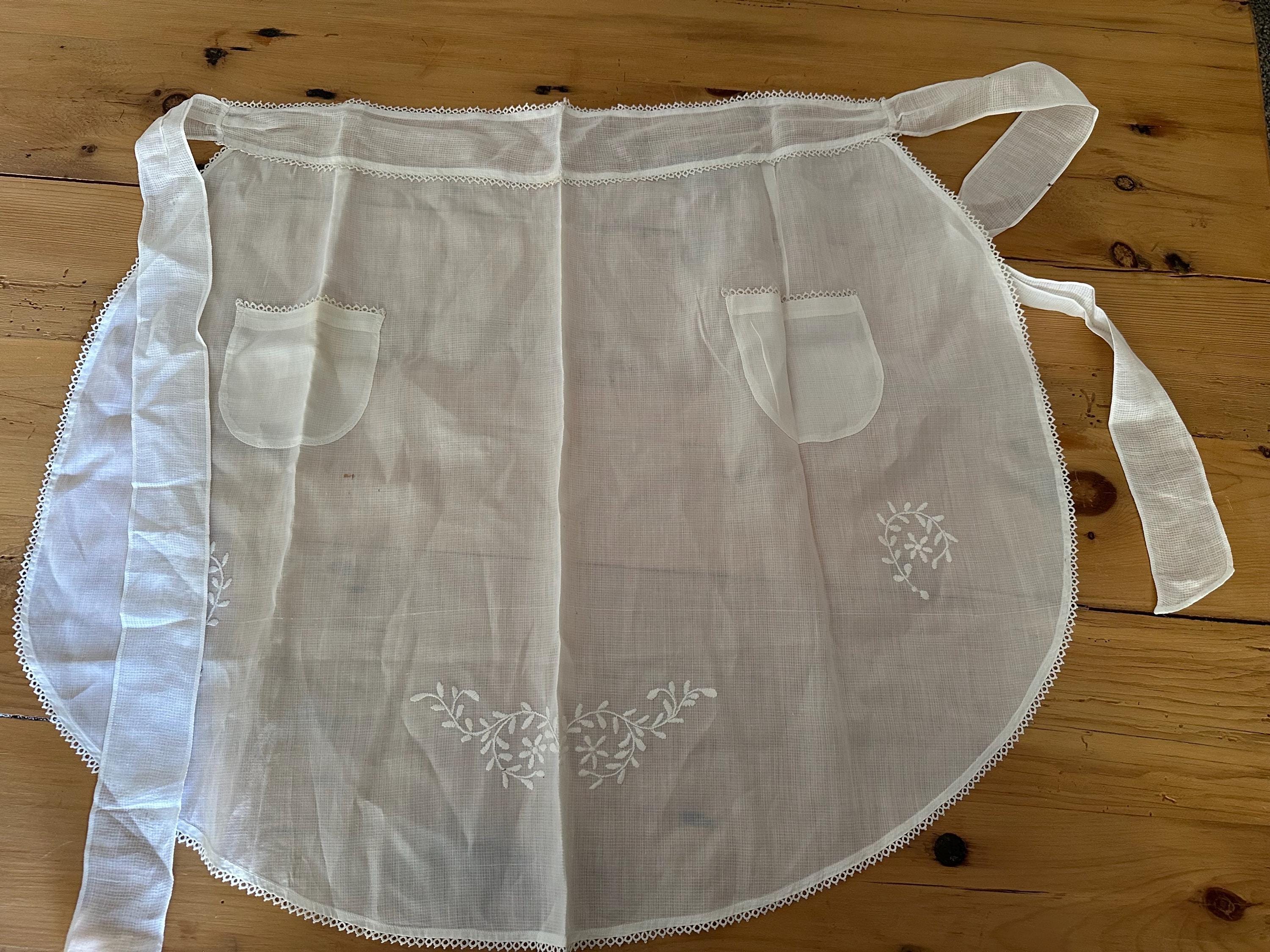 ヴィンテージ風の白い刺繍入りキッチンエプロン（ウエスト22インチ、丈
