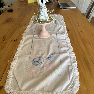 Vintage Embroidered Table Runner, vintage table runner, table linen, vintage linen,