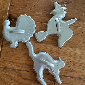 Vintage Keksausstecher aus Aluminium mit folgenden Motiven: Herbst, Erntedank, Halloween, Backen, Mond, Kamel, Hexe, Truthahn, Blatt, Katze