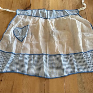 Vintage Apron, vintage kitchen apron, vintage gingham checked apron, apron, vintage baking, cooking, recipes, cute apron, checked apron