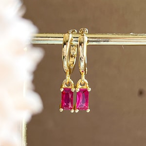 Boucles d'oreilles pendantes en pierre magenta délicate | Boucles d'oreilles minimales pour petite amie | Boucles d'oreilles cadeau pour elle | Boucles d'oreilles pour l'été | Boucles d'Oreilles Rose Pierre de Naissance
