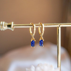Boucles d'oreilles pendantes en pierre bleue délicate | Boucles d'oreilles minimales pour petite amie | Boucles d'oreilles cadeau pour elle | Boucles d'oreilles cadeau pour maman | Boucles d'oreilles bleu pierre de naissance