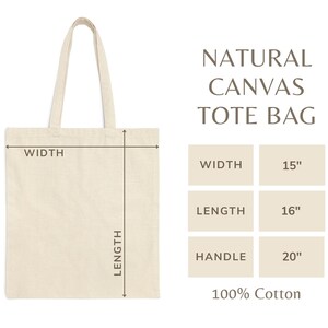 Puede incluir: Una bolsa de lona natural con medidas para el ancho, la longitud y el asa. La bolsa tiene 15 pulgadas de ancho, 16 pulgadas de largo y un asa de 20 pulgadas. La bolsa est&aacute; hecha de 100% algod&oacute;n.