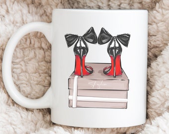 Trendy mok met hoge hakken en stiletto-ontwerp op rode onderkant – luxe modieuze koffiekop, chic cadeau voor schoenenliefhebbers, stijlvolle damesmok