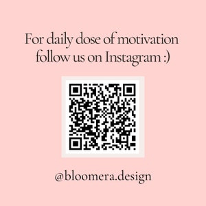 Puede incluir: Fondo rosa claro con el texto "For daily dose of motivation follow us on Instagram :)". Un c&oacute;digo QR en blanco y negro est&aacute; en el centro, con el nombre de usuario de Instagram "@bloomera.design" debajo.