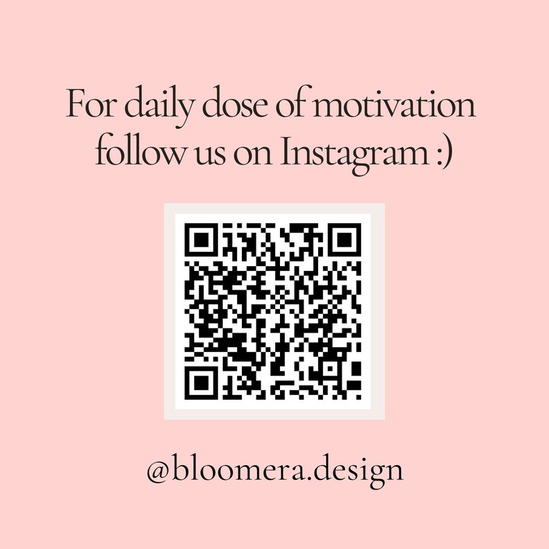 Puede incluir: Fondo rosa claro con el texto "For daily dose of motivation follow us on Instagram :)". Un c&oacute;digo QR en blanco y negro est&aacute; en el centro, con el nombre de usuario de Instagram "@bloomera.design" debajo.