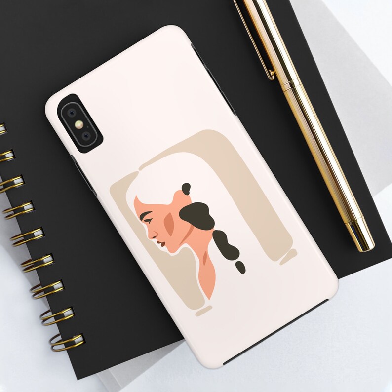 Op de afbeelding: Een witte telefoonhoes met een minimalistische illustratie van een vrouw met blond haar en een bruine achtergrond.