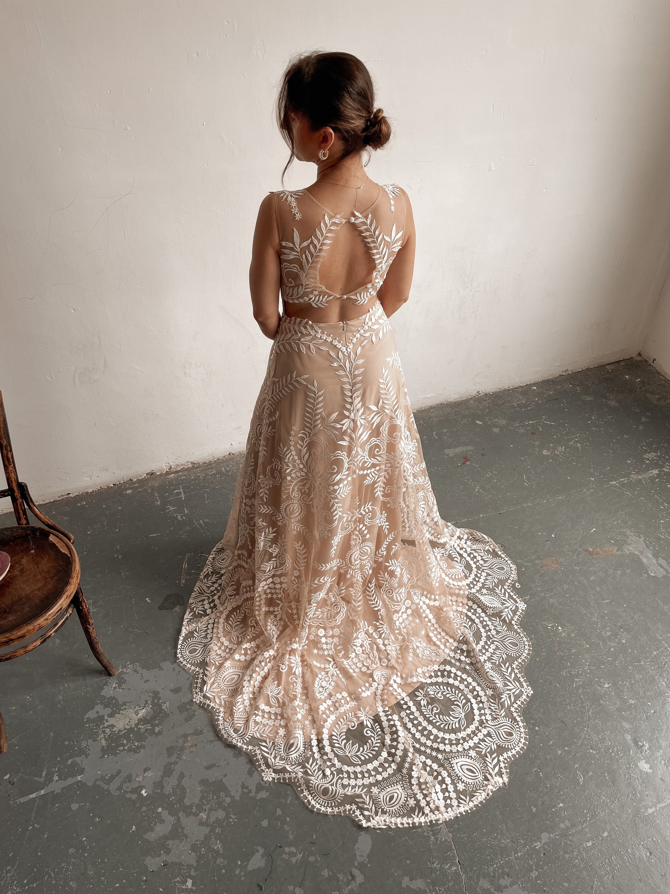 Luxurious Champagne Lace Wedding Gown: Sleeveless Boho Bridal Dress