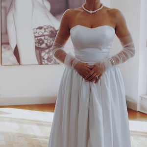 Minimalistisches Satin Brautkleid: Trägerloses Brautkleid mit baskischer Taille
