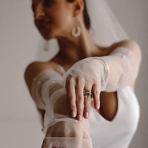 Fingerless pearl tulle wedding gloves, White fingerless pearl gloves, Fingerless Wedding Gloves, Bridal Gloves with Pearls, Bridal sleeves
