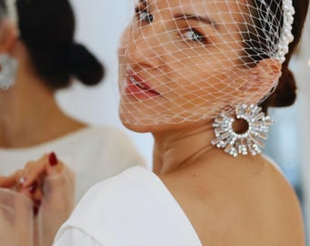 Véu de noiva estilo gaiola com pérolas, inspiração vintage.