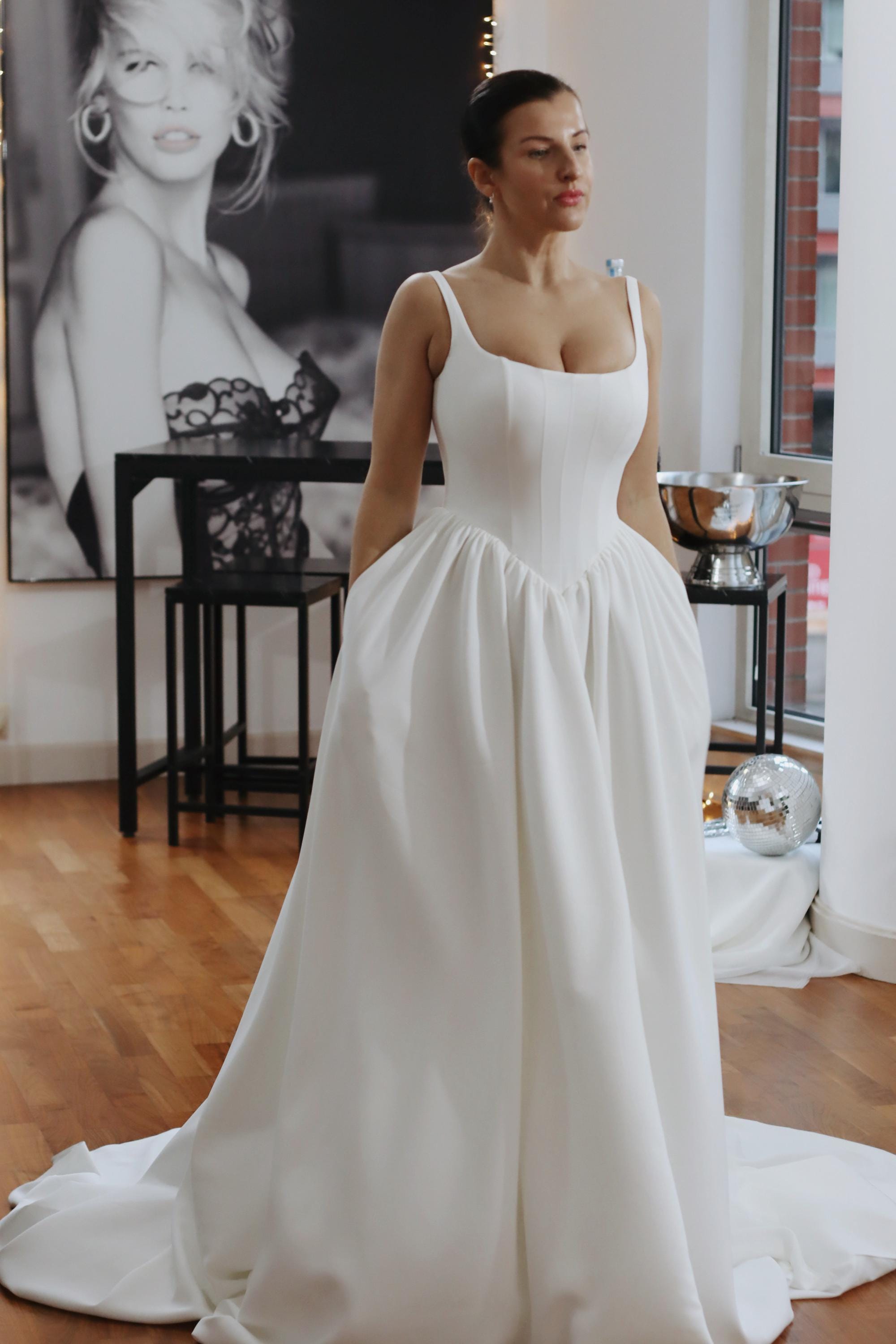 Luxury Crepe Basque Waist Wedding Dress: Corset Bridal Gown, image size:2000x3000