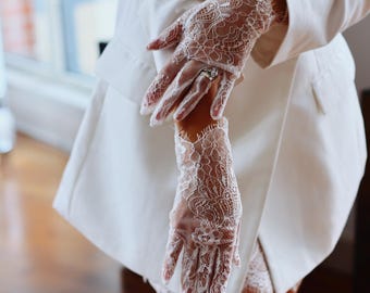 Chantilly Lace Bridal Gloves: Elegant Detachable Wedding Accessories
