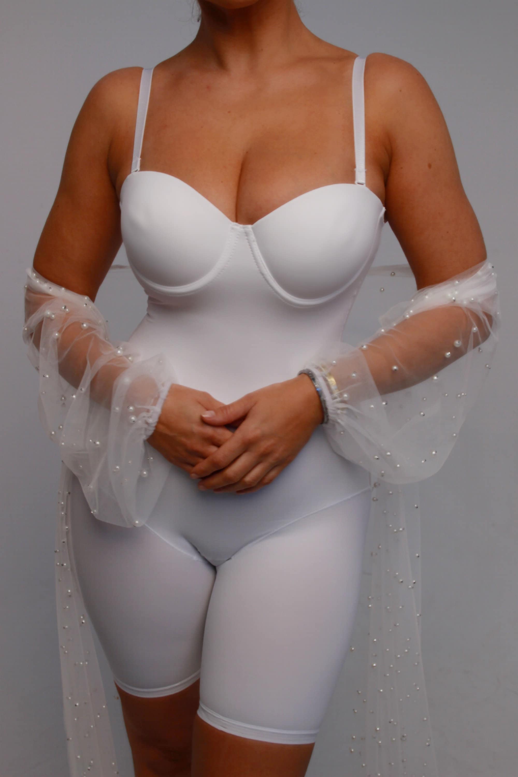 Seamless Long Sleeve Bodysuit for Women Shapewear Thong Sculpting Body  Shaper Bridal Shower Outfit for Bride (White, L) : : Clothing,  Shoes & Accessories