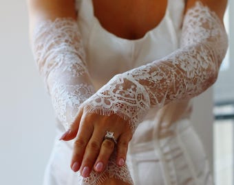 Chantilly Lace Bridal Sleeves: Detachable Fingerless Wedding Gloves