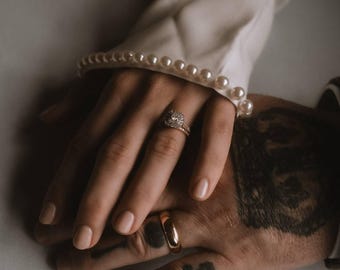 Abnehmbare Krepp Brautärmel: Weiße fingerlose Hochzeitshandschuhe