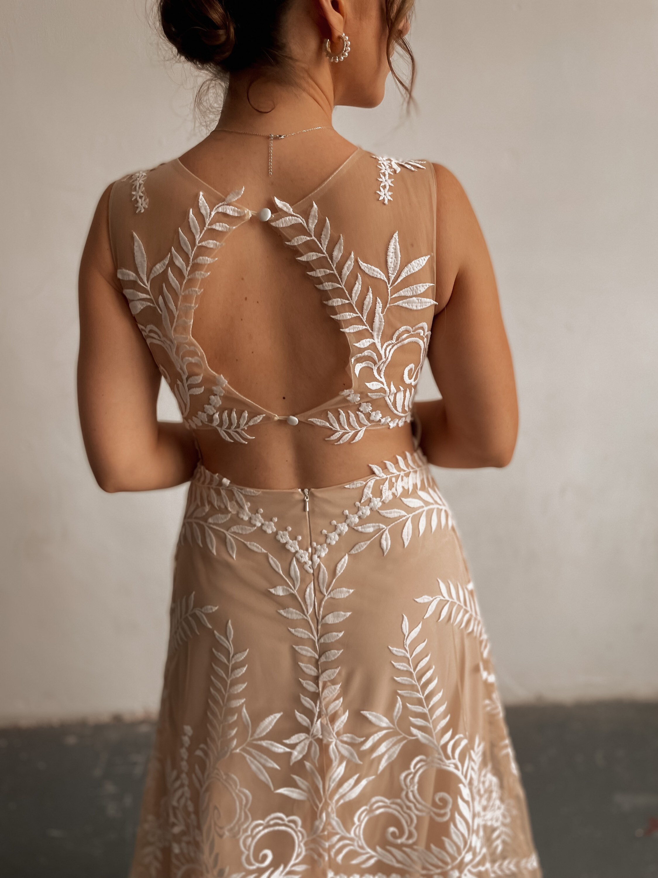 Luxurious Champagne Lace Wedding Gown: Sleeveless Boho Bridal Dress