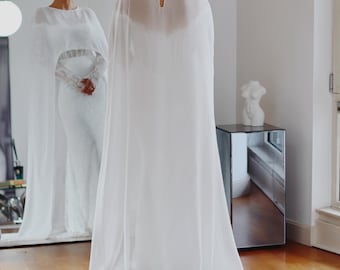 Elegantes Chiffon Hochzeit Cape in Ivory: High-Low Braut-Schal - Handgearbeitet