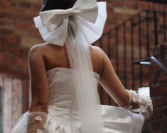 Ivory Satin Detachable Wedding Bow Train: Bridal Dress Decor  display picture 1