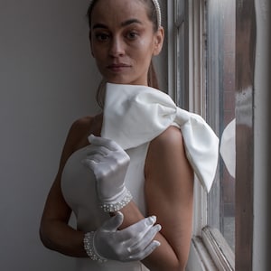 White satin wedding gloves with pearls embellished, White Satin Formal Gloves, Wedding Gloves, White Bridal Gloves with Pearls, Gloves