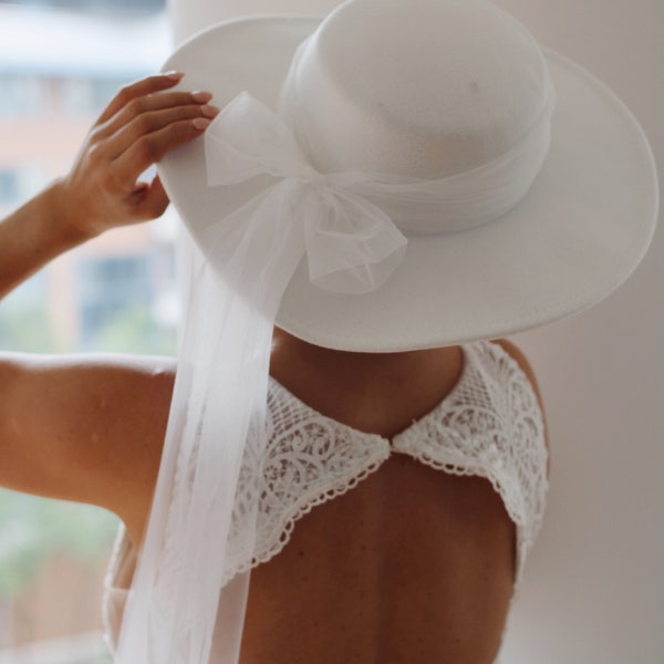 Beau chapeau de mariage blanc avec traine en tulle amovible. Bonnet avec noeud en tulle blanc unique. Chapeau de mariée en voile avec noeud amovible, chapeau de mariée bohème