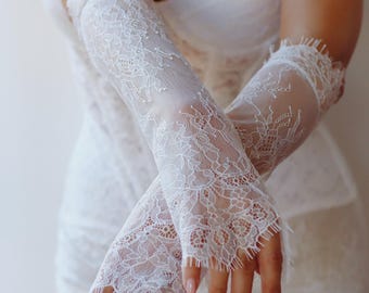Chantilly Lace Bridal Sleeves: Detachable Fingerless Wedding Gloves