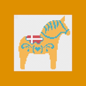 Könnte beinhalten: Ein gelbes Holz-Dala-Pferd mit blauen und weißen Details. Das Pferd hat einen roten und weißen Sattel mit der dänischen Flagge darauf.