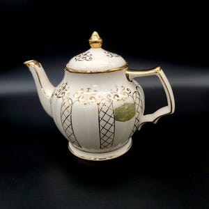 Vintage Sadler England Ivory & Gold 5-Cup Teapot
