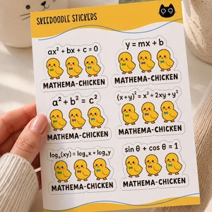Peut inclure: Une feuille d'autocollants Skeedoodle présentant six groupes de trois poussins jaunes de dessin animé portant des nœuds papillon. Chaque groupe est associé à une équation mathématique et au texte Mathema-Chicken. En-tête et pied de page jaunes.