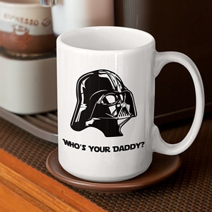 Puede incluir: Taza de café de cerámica blanca con una imagen en blanco y negro del casco de Darth Vader y el texto "Who's your Daddy?"