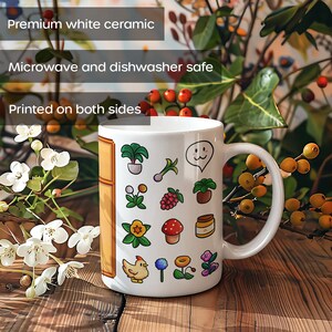 K&ouml;nnte beinhalten: Eine wei&szlig;e Keramiktasse mit gelbem und braunem Rand. Die Tasse zeigt verschiedene bunte Comicbilder, darunter einen Pilz, eine Blume, ein Huhn und eine Pflanze. Der Text "Premium white ceramic", "Microwave and dishwasher safe" und "Printed on both sides" ist auf die Tasse gedruckt.