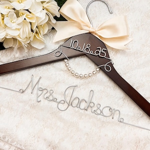 Wedding Hanger with Date and pearls, Wedding Hanger, Custom Bride Hanger, Personalized Gift, Mrs Hanger, Bridal Shower, Name Hanger