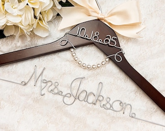 Custom Wedding Dress Hanger: Personalized Bridal Gift with Date & Pearls