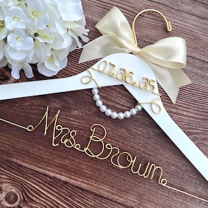Wedding Hanger with Date and Pearls, Wedding Hanger, Custom Bride Hanger, Personalized Gift, Mrs Hanger, Bridal Shower, Name Hanger, Engagem