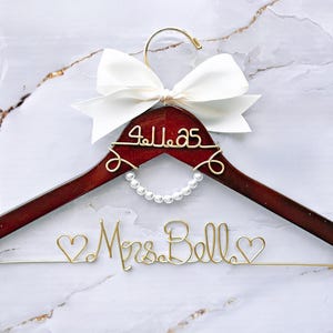 Wedding Hanger with Date and pearls, Wedding Hanger, Custom Bride Hanger, Personalized Gift, Mrs Hanger, Bridal Shower, Name Hanger