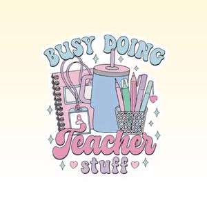 Könnte beinhalten: Ein Aufkleber mit dem Text "Busy Doing Teacher Stuff" in einem Retro-Schriftstil. Das Design umfasst ein rosa Notizbuch, einen hellblauen Becher, einen Stifthalter mit Stiften und Bleistiften sowie ein Namensschild. Die Farbpalette ist pastellfarben.