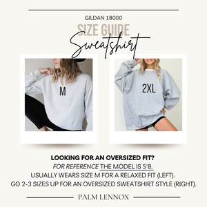 Peut inclure: Guide des tailles pour les sweatshirts Gildan 18000. Deux images montrent un sweat-shirt gris clair, l'un &eacute;tiquet&eacute; "M" et l'autre "2XL". Le texte conseille de prendre une taille au-dessus pour une coupe oversize. Le mod&egrave;le mesure 173 cm.