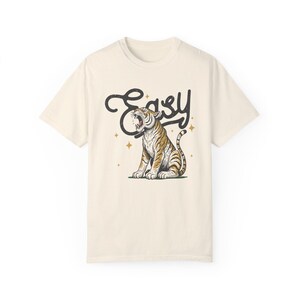 Camiseta Easy Tiger Graphic, Camiseta Tiger, Comfort Colors, Camiseta Boho, Camiseta de inspiración vintage a la moda, Camiseta Boho para mujer, Ropa estética imagen 4