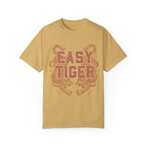 Camiseta gráfica Easy Tiger, camisa de tigre, colores cómodos, camiseta boho, camiseta de inspiración vintage de moda, camiseta boho para mujer, ropa estética Mustard