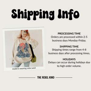 Op de afbeelding: Cr&egrave;mekleurige sweatshirt met een afbeelding van een hertenlandschap en een rode zon. De tekst "Shipping Info" staat bovenaan. De tekst "THE REBEL KIND" staat onderaan. Het model draagt de kleur zand.