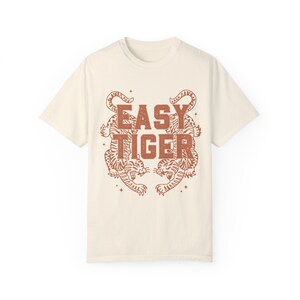 Camiseta gráfica Easy Tiger, camisa de tigre, colores cómodos, camiseta boho, camiseta de inspiración vintage de moda, camiseta boho para mujer, ropa estética Ivory