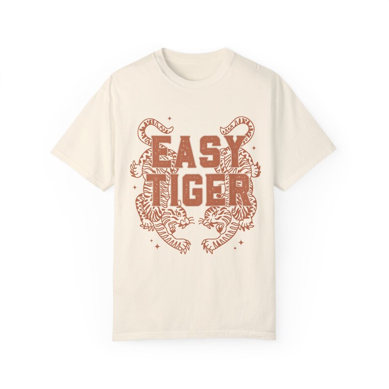Camiseta gráfica Easy Tiger, camisa de tigre, colores cómodos, camiseta boho, camiseta de inspiración vintage de moda, camiseta boho para mujer, ropa estética Ivory