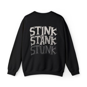 Peut inclure: Sweat-shirt noir avec l'inscription "STINK STANK STUNK" dans une police superpos&eacute;e et vieillie. Le texte est en blanc et gris, cr&eacute;ant un effet d'ombre. Un style de v&ecirc;tement d&eacute;contract&eacute; et confortable.